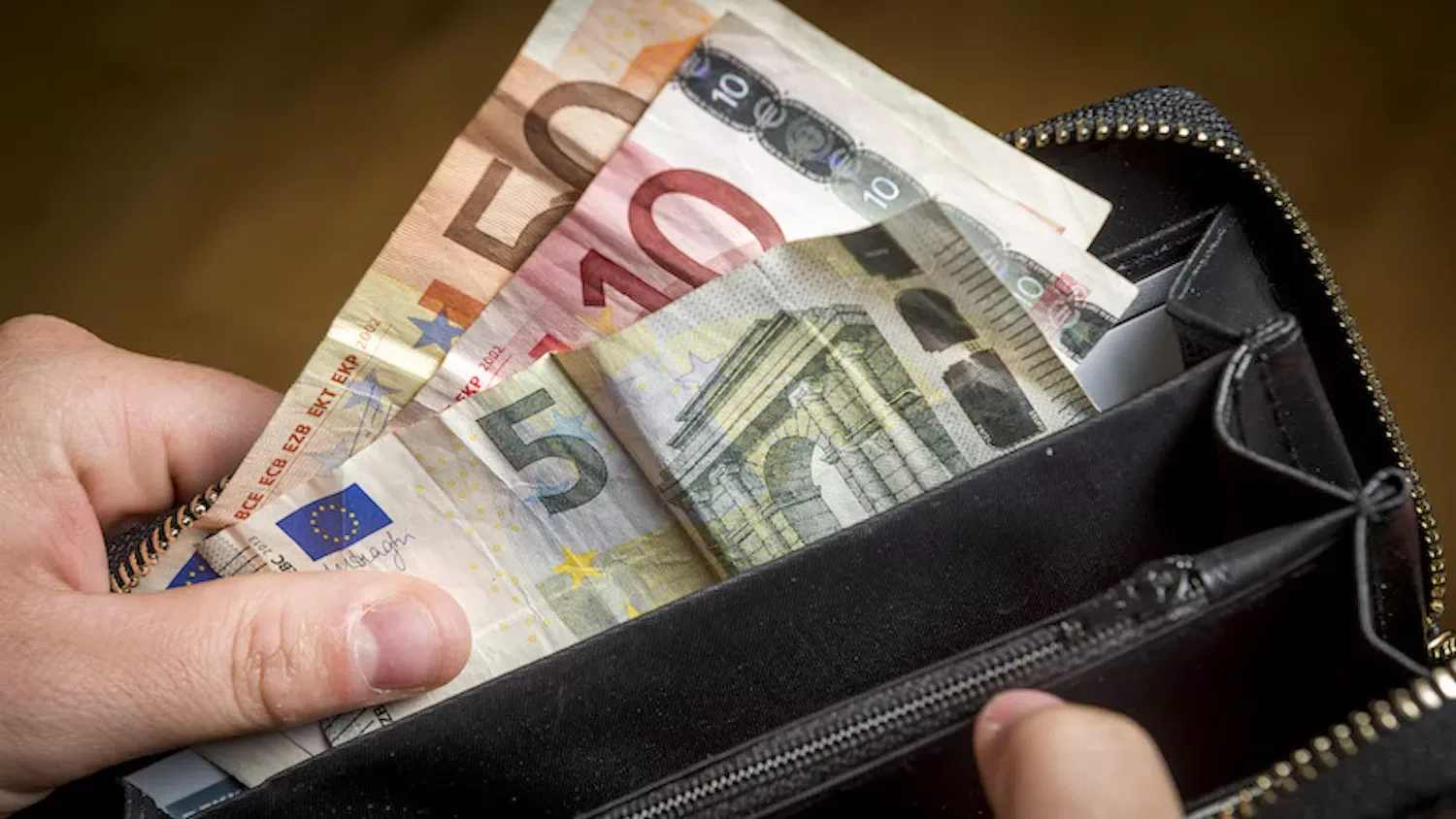 Je schoonmaker of thuiskapper contant betalen is om meerdere redenen risicovol