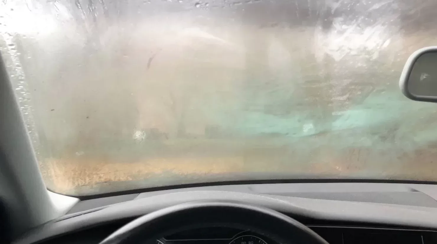 Warme of koude lucht? Zó kom je het snelst van beslagen autoruiten af!