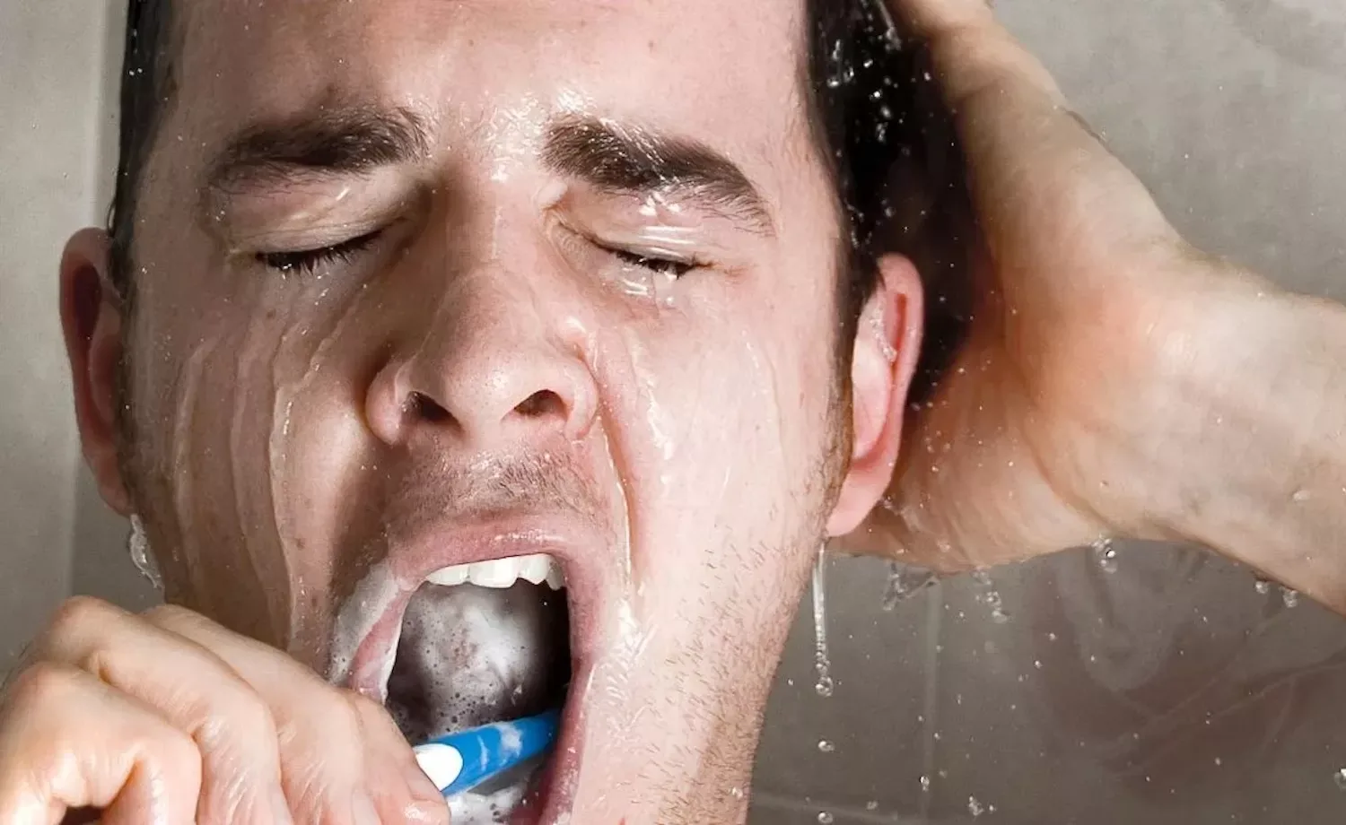 Tandartsen waarschuwen: “Poets nooit je tanden onder de douche!”