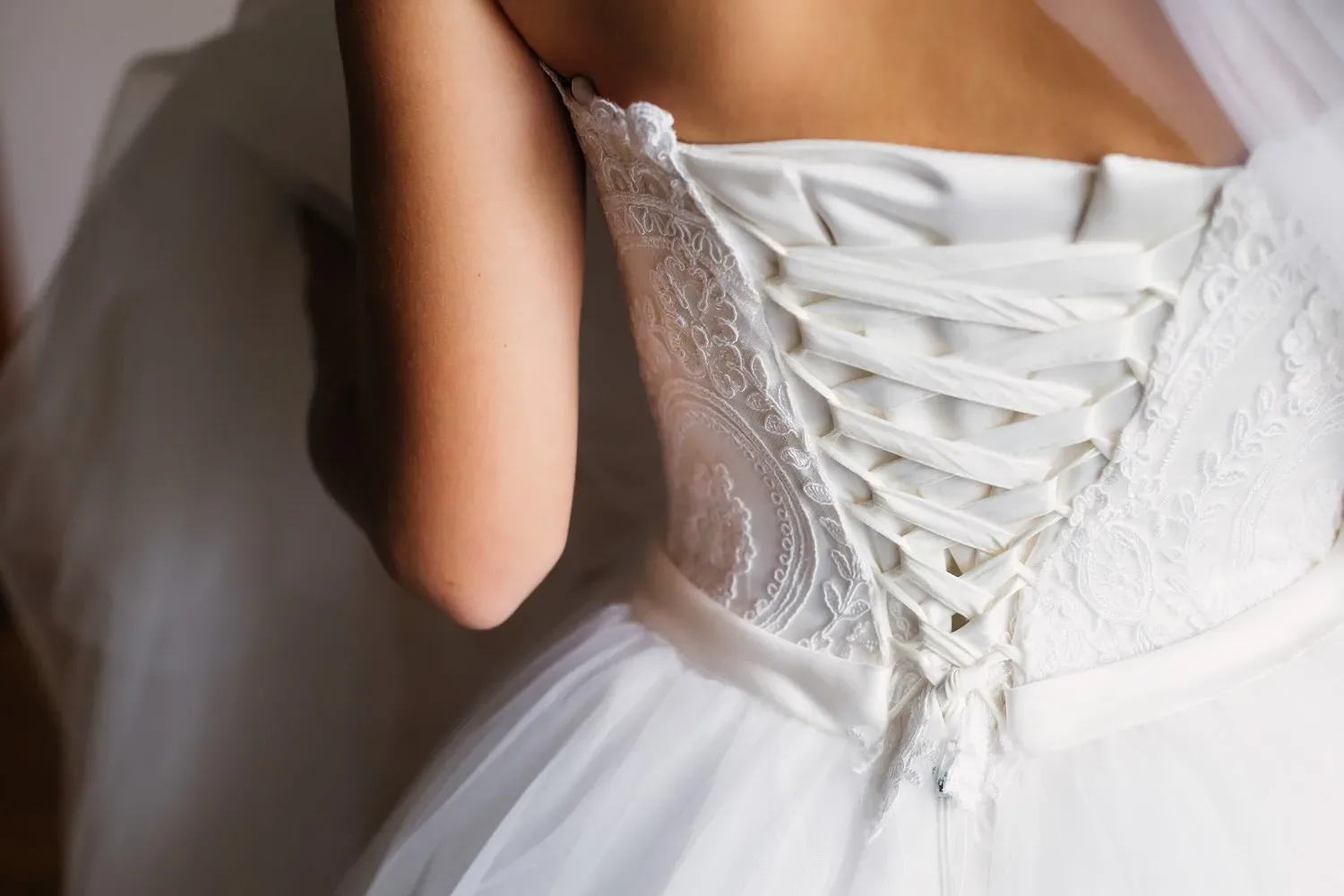 Julia (30): ‘Mijn moeder staat erop om tegen elke prijs een witte jurk te dragen op mijn bruiloft’