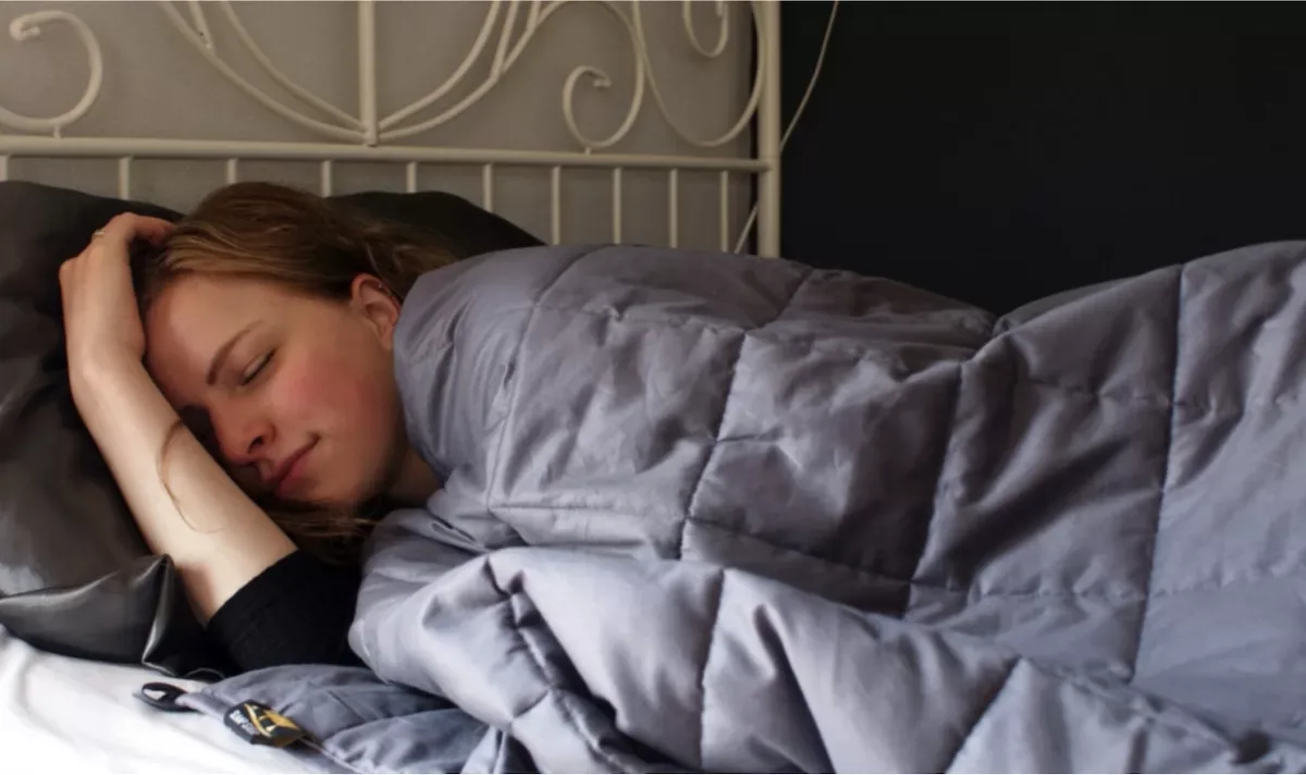 Dit verzwaringsdeken van de Action helpt je beter slapen en je koopt ‘m deze week nog voor een prikkie