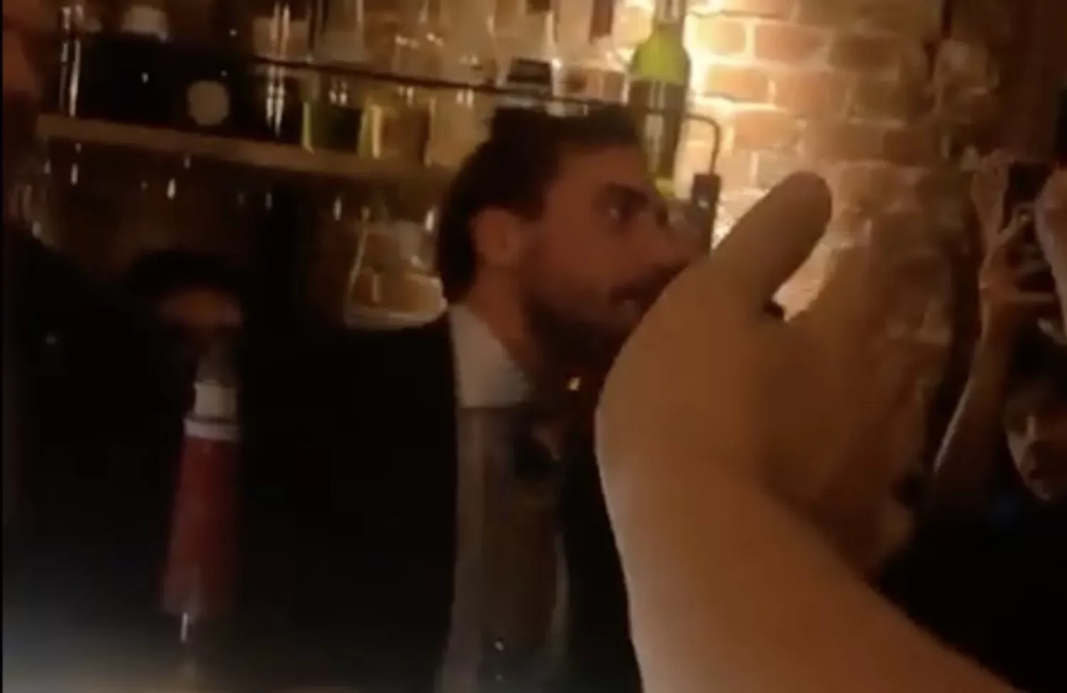 NET BINNEN: Thierry Baudet met spoed naar ziekenhuis na aanslag met bierfles