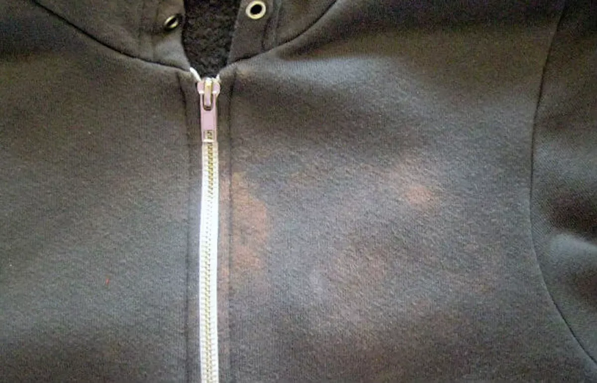 Bleekvlekken op je kleding gemaakt? Zó krijg je ze er weer uit! (Wist ik dit maar eerder)