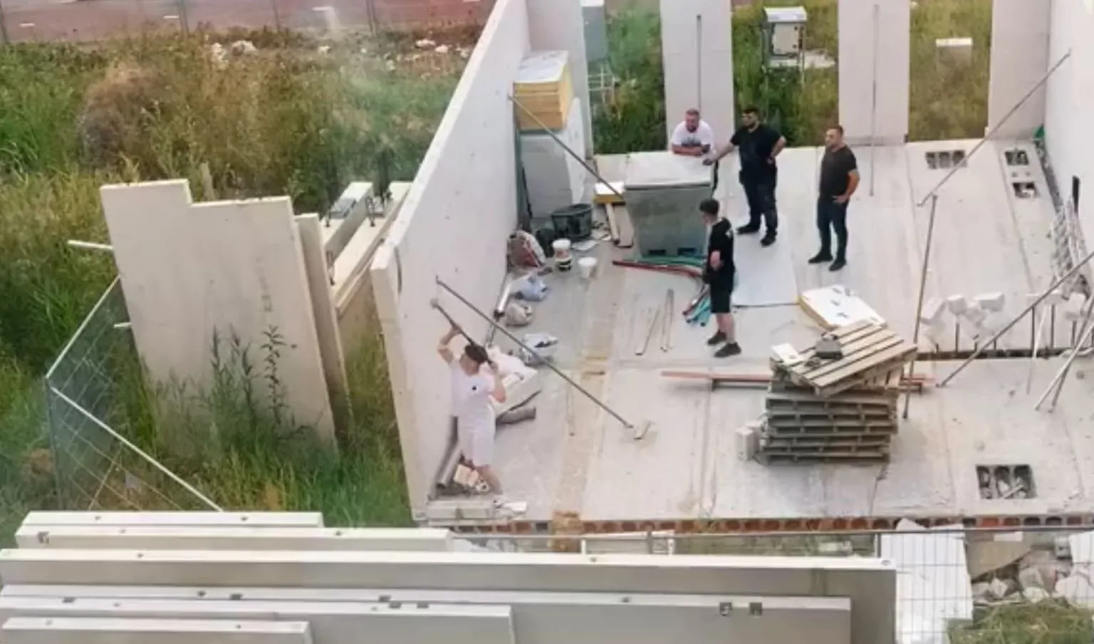 ZIEN: Bouwvakkers krijgen na hun klus niets betaald, maar kijk naar wat ze dan doen