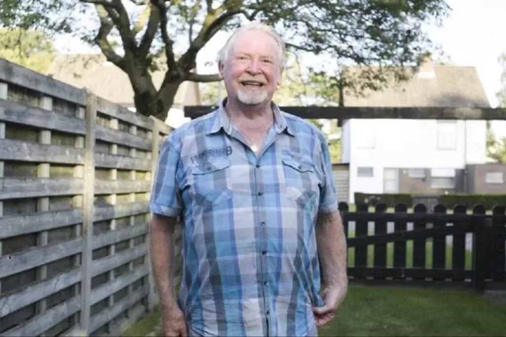 Paul (71) wil contant geld opnemen bij de bank maar dat mag niet