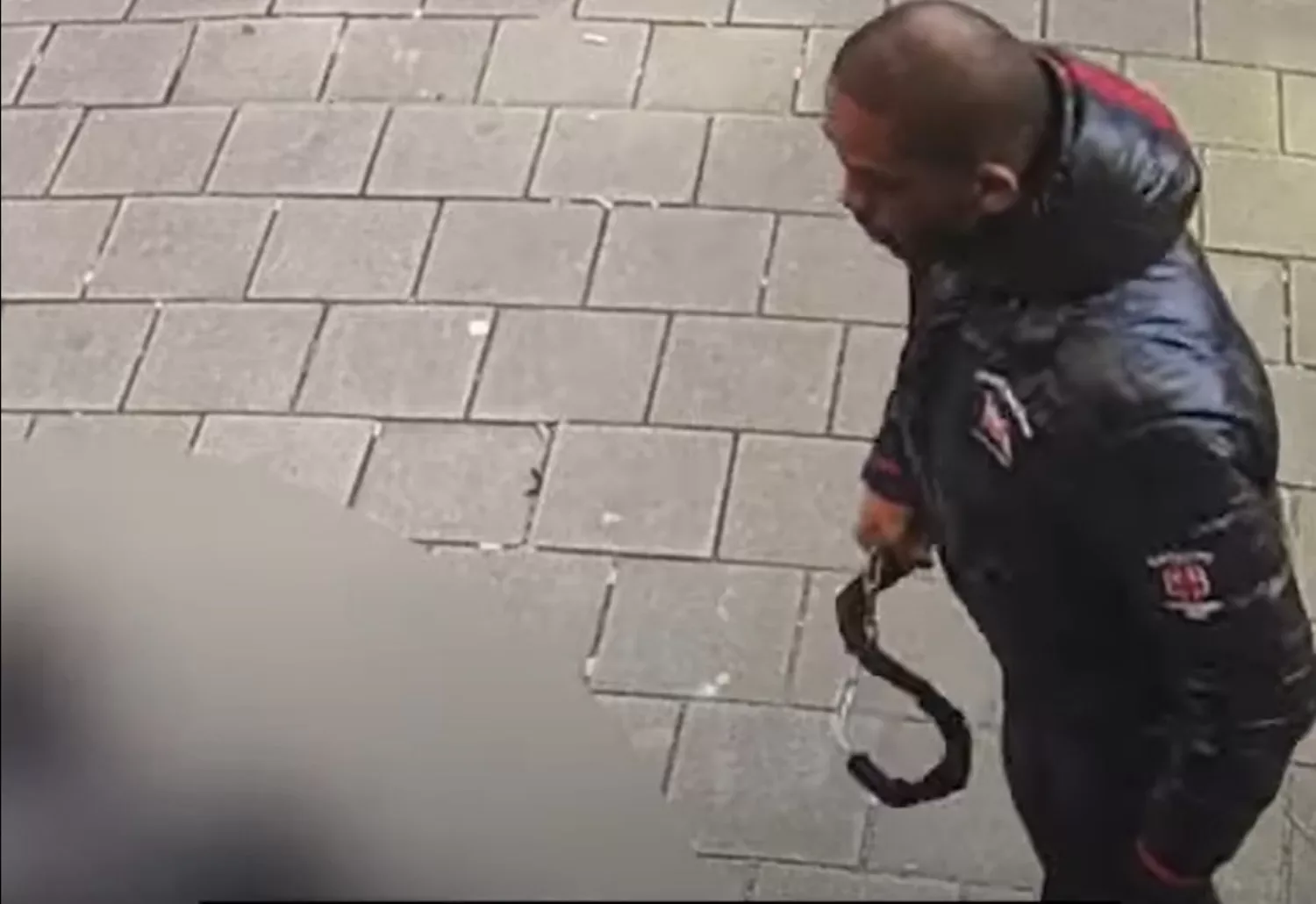 NET BINNEN: Politie zoekt man die met kettingslot inslaat op slachtoffer in scootmobiel