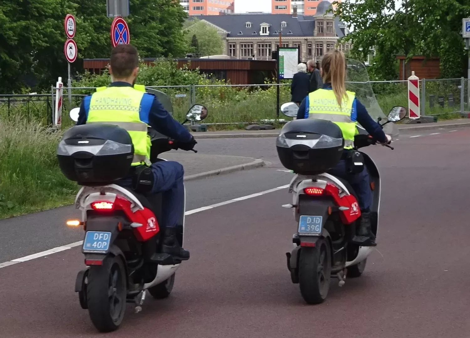 Coulance beleid voor vluchtelingen. Politie scheurt parkeerboetes