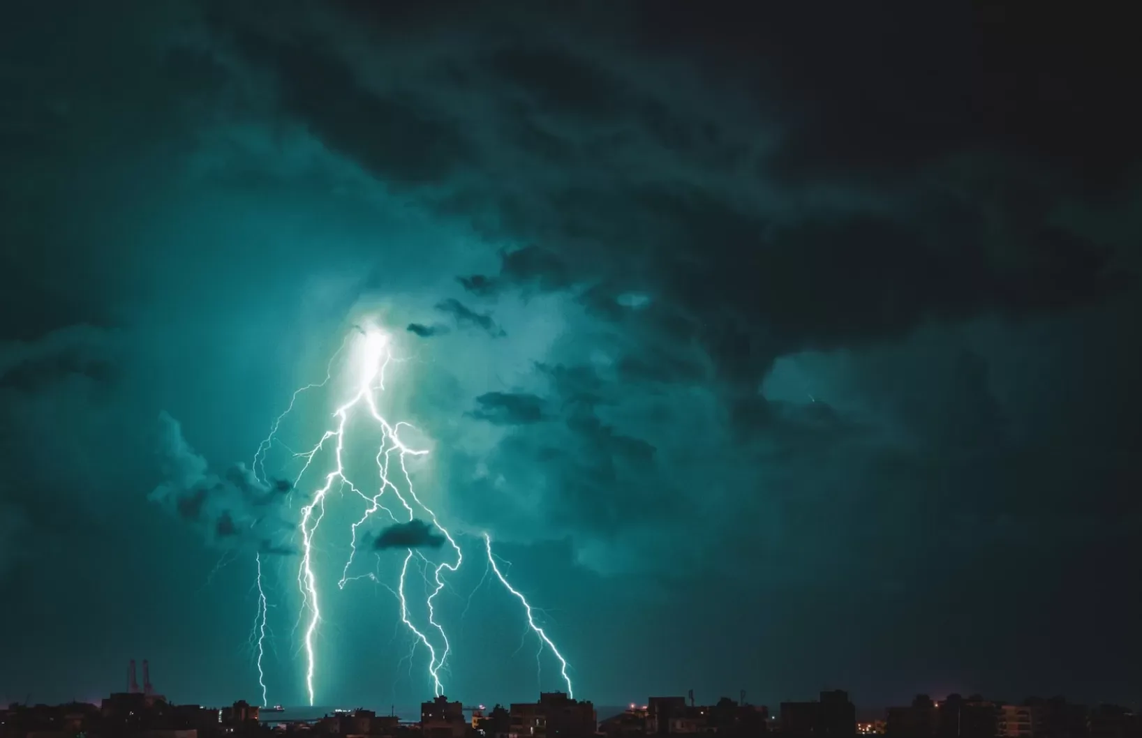 KNMI waarschuwt code geel: Storm Ciarán nadert Nederland op donderdag