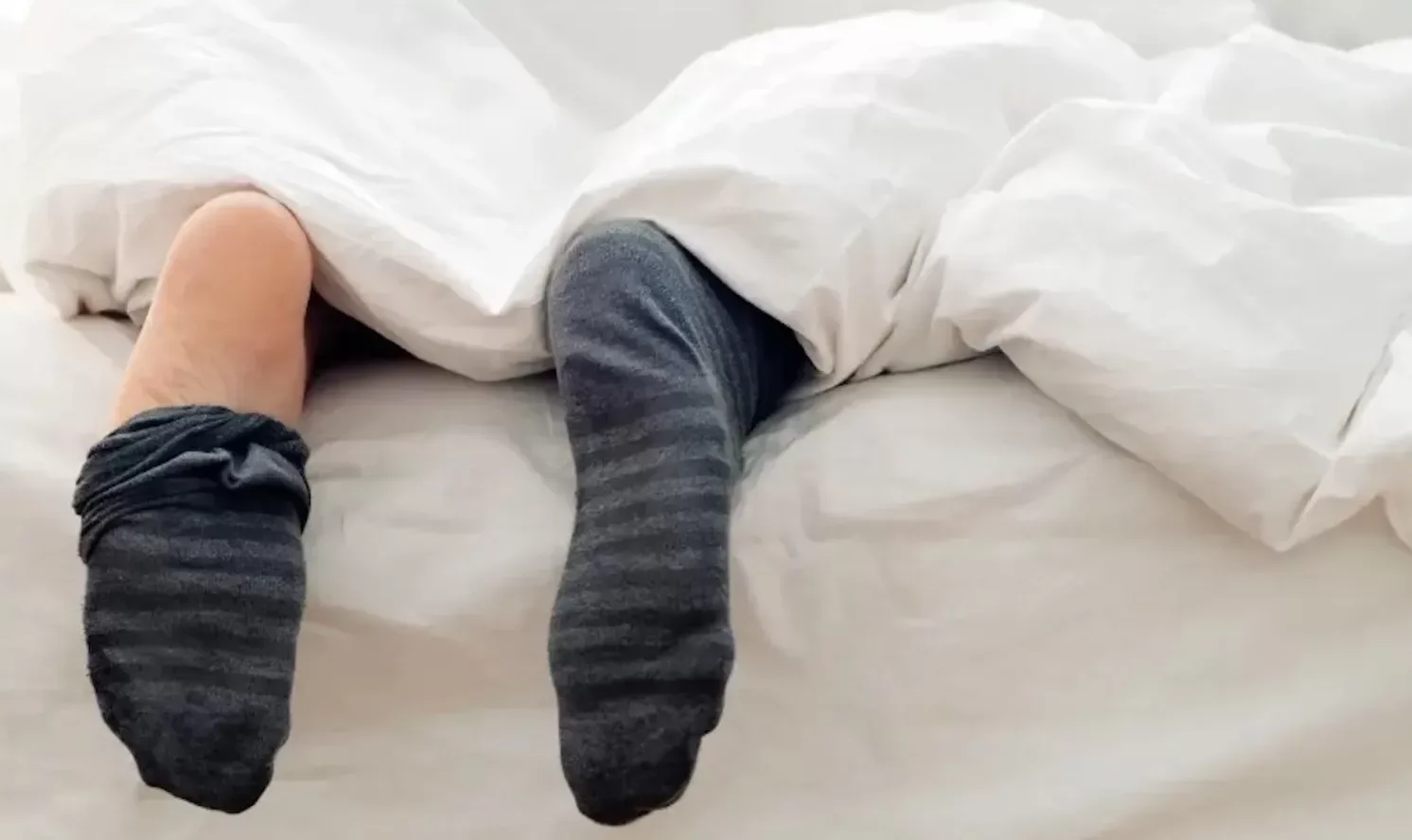 Slapen met sokken aan: schadelijk voor de gezondheid? Expert geeft antwoord!