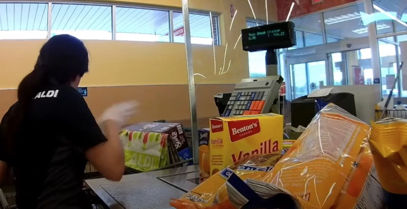 Deze manager van de Aldi laat even een van de grootste supermarktgeheimen zien!