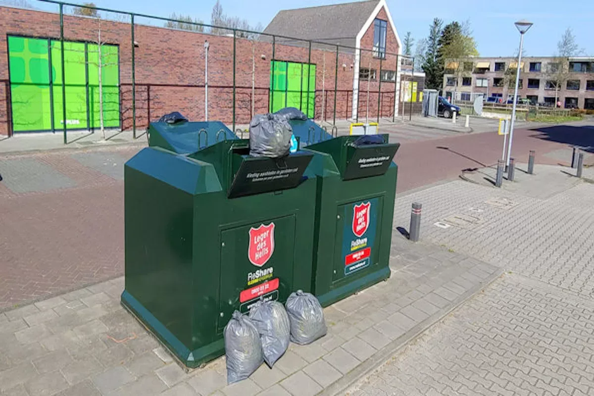 Dit is de reden waarom je oude kleding niet in de textielbak moet gooien