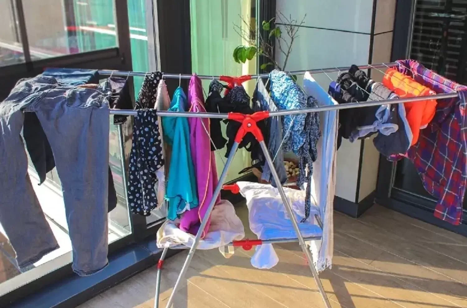 Tip: Droog je was nooit aan een droogrek in huis