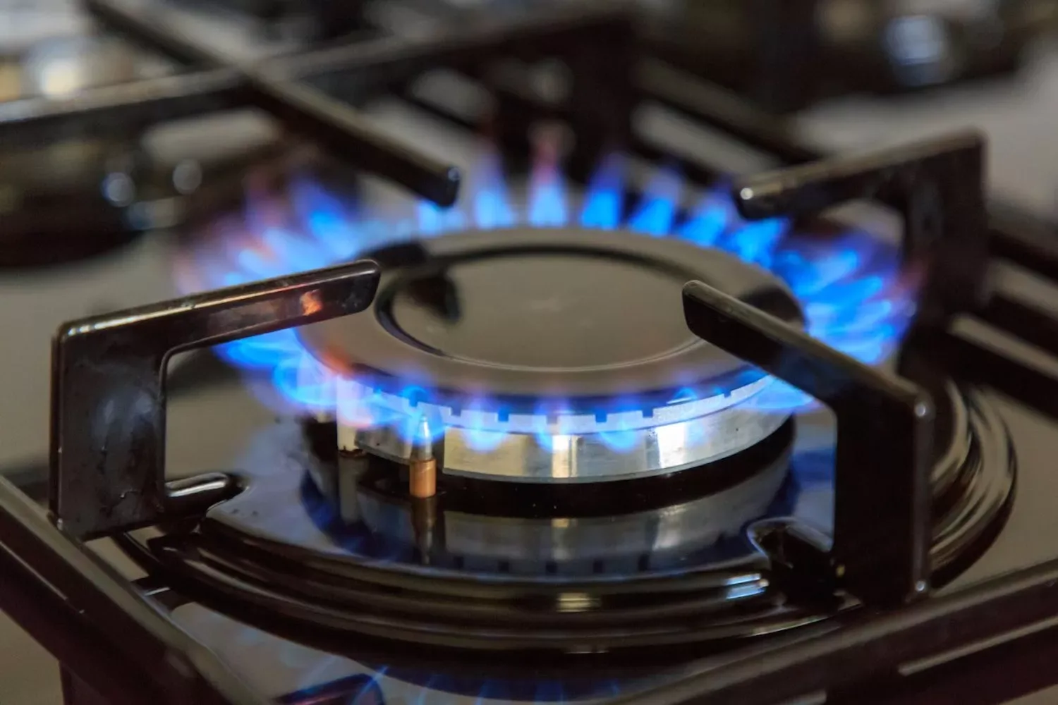 Koken op gas vervuilt de lucht in huis met meer giftige stoffen dan gedacht