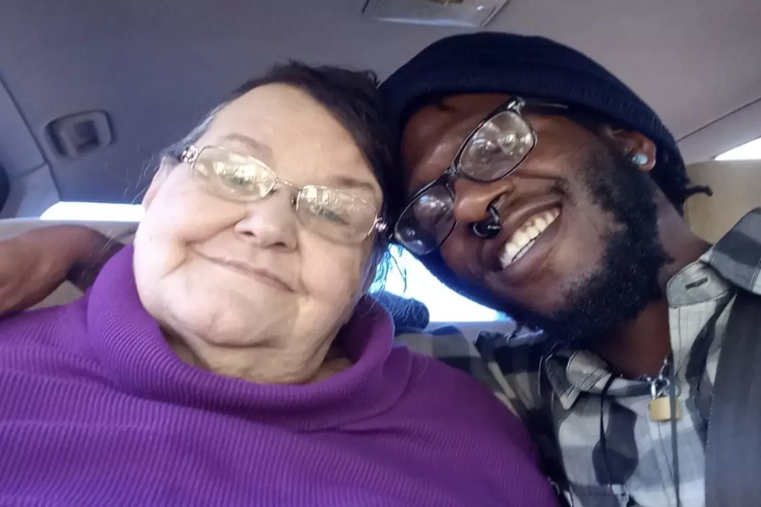 Kathy (74) en Devon (27) zijn smoorverliefd: “Hij doet alles voor mijn lipjes!”