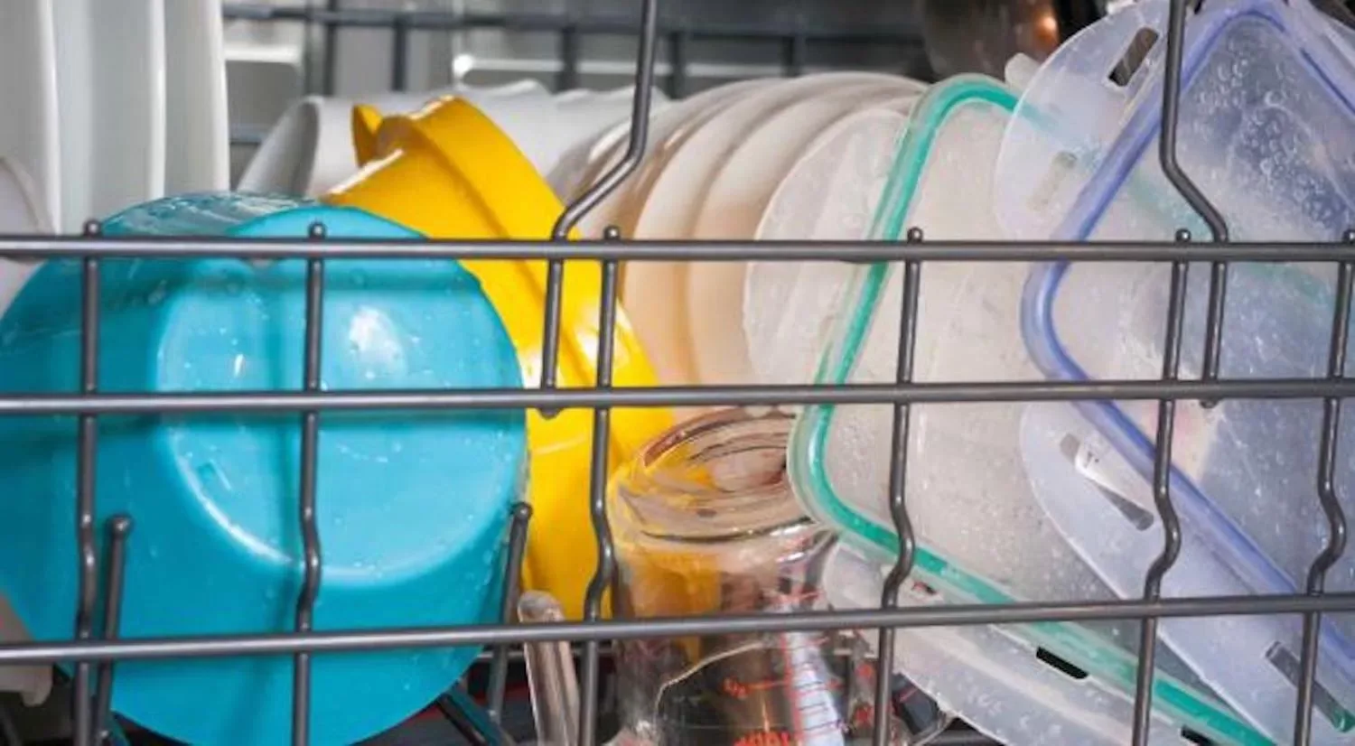 Blijven de plastic bakjes altijd nat in de vaatwasser? Zó komen ze er wel droog uit!