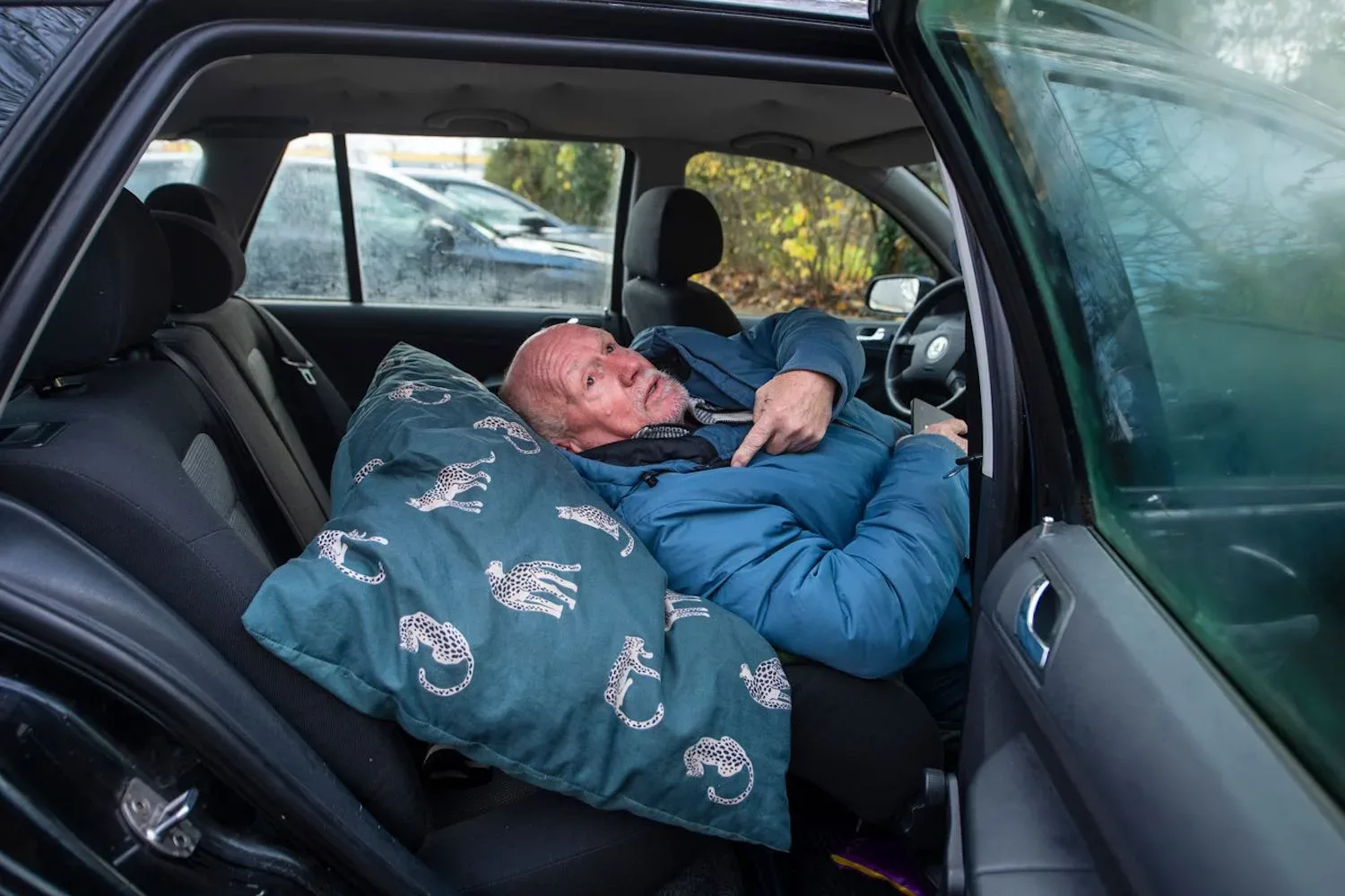 Jan (74) slaapt al jaar in zijn auto in Almelo: ‘Dit trek ik niet langer.’