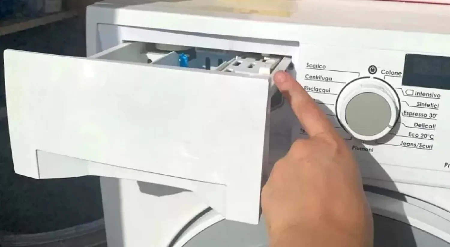 Niet iedereen weet waar het derde spoelbakje in de wasmachine voor dient: wij vertellen het je