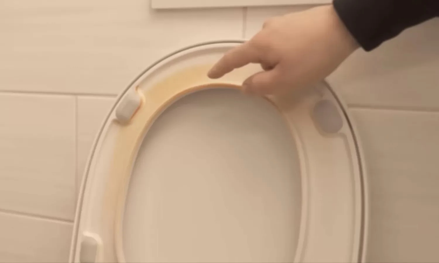 Maak een gele toiletbril zo goed als nieuw met deze geniale truc!