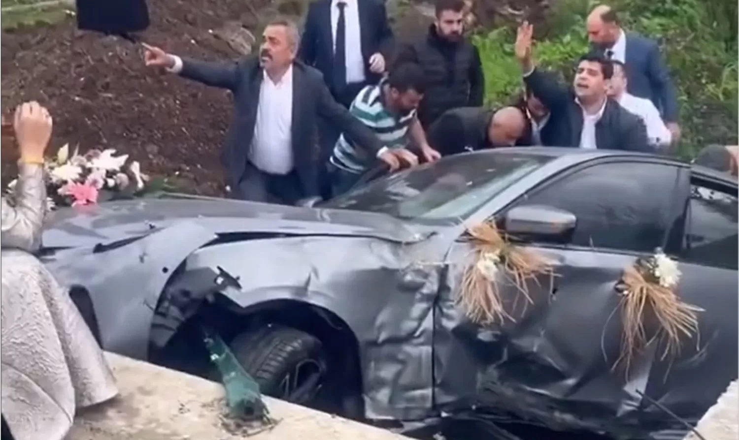 Turkse bruiloftstoet loopt uit de hand en beland in de greppel