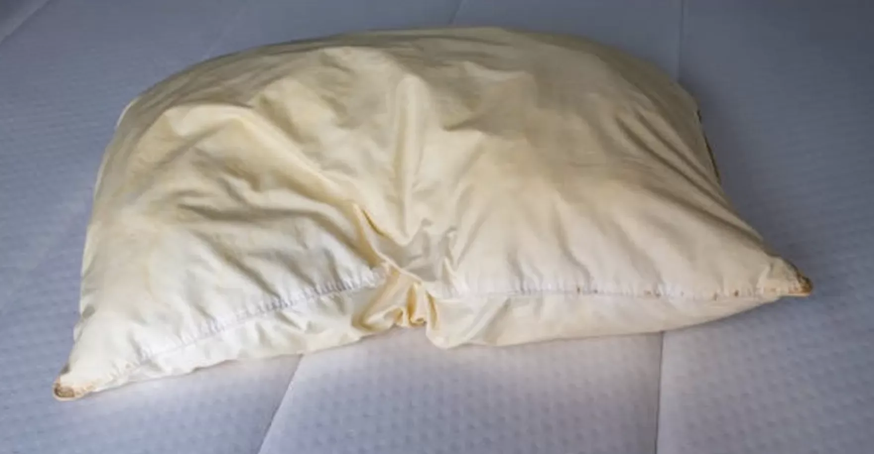 Vergeelde kussens zijn binnen een mum van tijd weer stralend wit dankzij deze handige tip