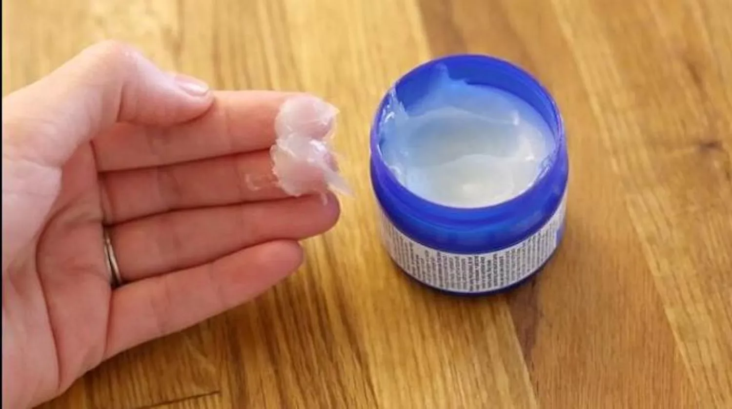 VapoRub is er niet alleen voor verkoudheid: 5 Manieren om dit geweldige goedje te gebruiken