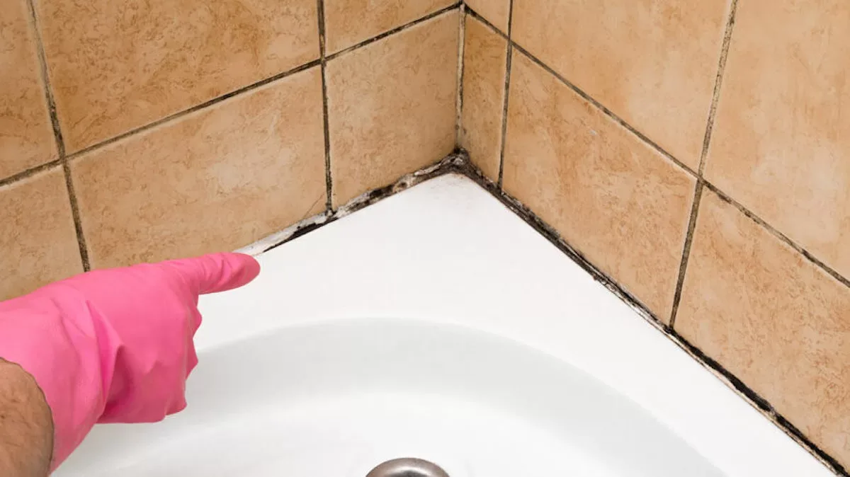 Vieze kitranden tussen de douchetegels? Met déze huismiddeltjes maak je het binnen no-time schoon!