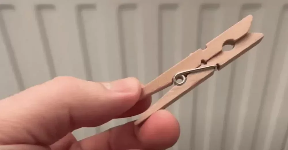 Dit is de reden waarom je altijd een wasknijper op de verwarming moet klemmen (het werkt echt)