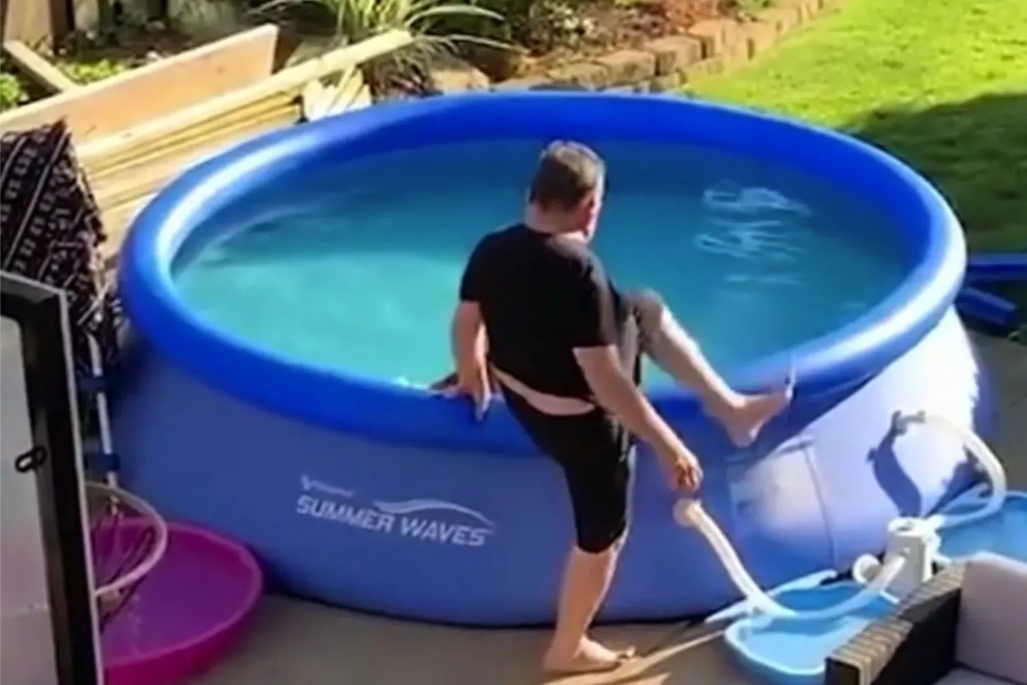 ZIEN: Man wil hondje uit het zwembad redden, maar dan gebeurt er een ramp