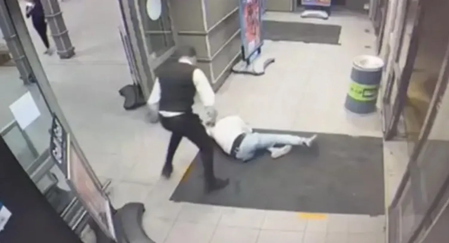 VIDEO: Overvaller die een Albert Heijn wil plunderen krijgt een hardhandig lesje van de beveiliger!