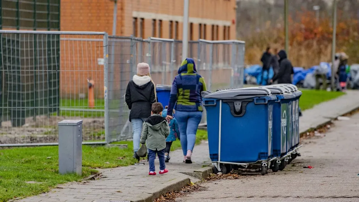 Ondankbare moeder met vijf kinderen moet azc verlaten na weigeren ’te kleine woning’