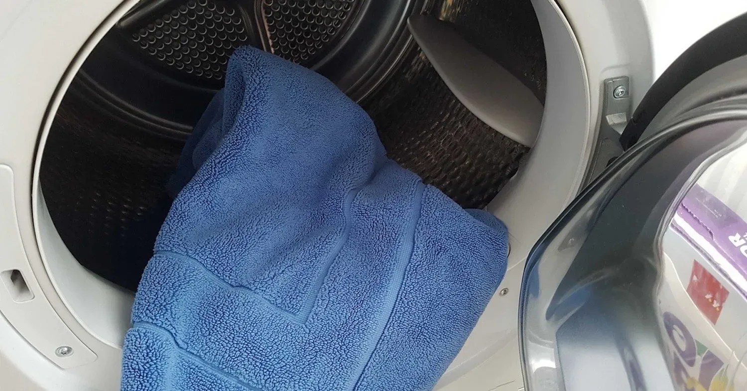 Badmat in de wasmachine? Deze 2 fouten maken je wasmachine kapot (doe dit nooit)