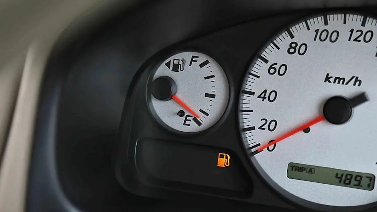 Hoe lang kan je nog doorrijden als je brandstoflampje aan gaat? Zó bereken je het!