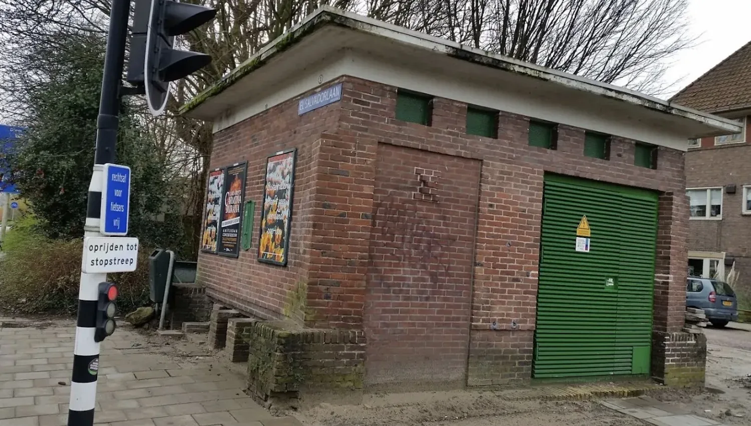Hans (42) woont in een elektriciteitshuisje: “Ik vind het wel best zo.”