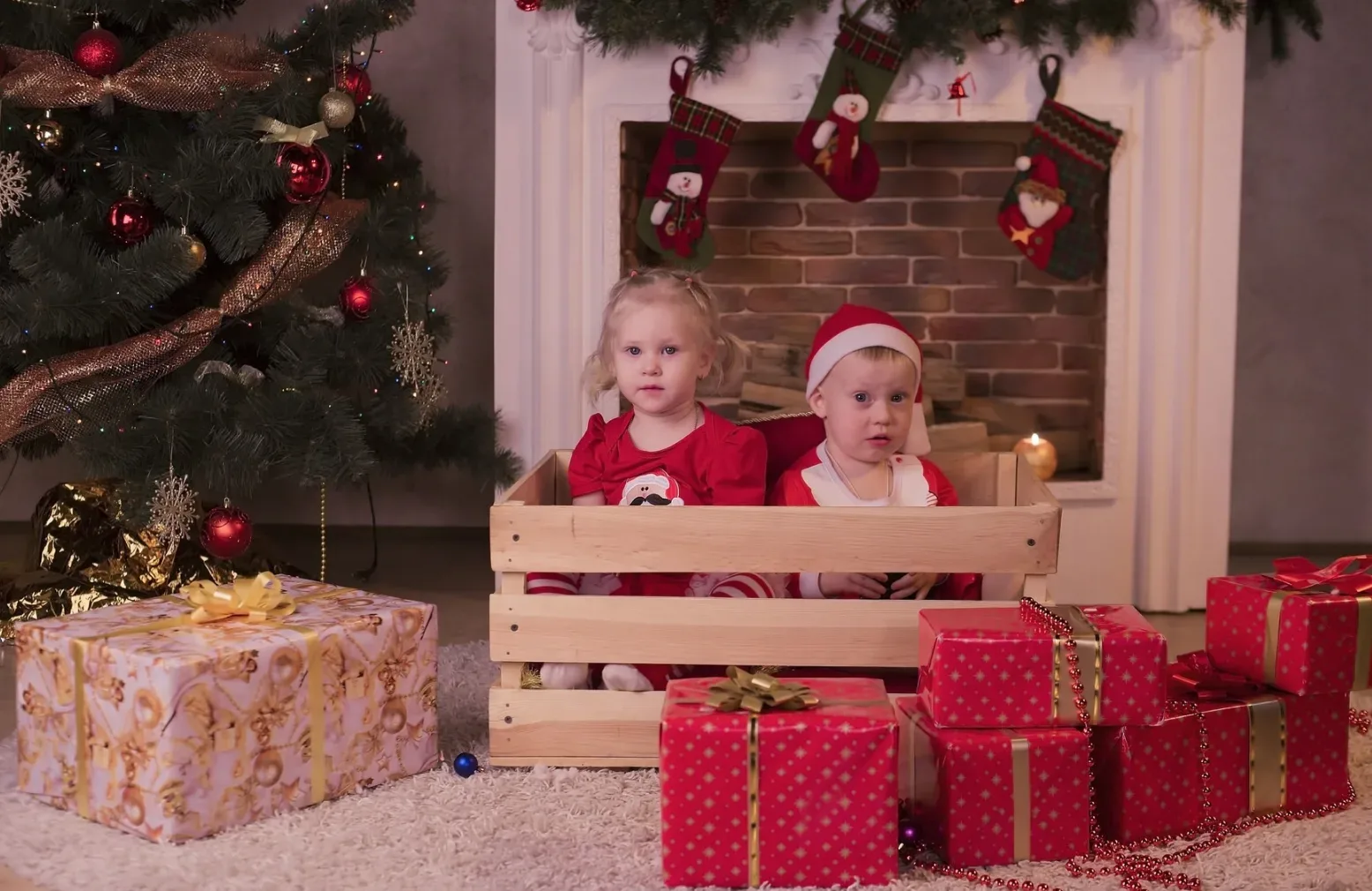 Gemene oma maakt kerstcadeautjes voor haar kleinkinderen, behalve voor haar stiefkind