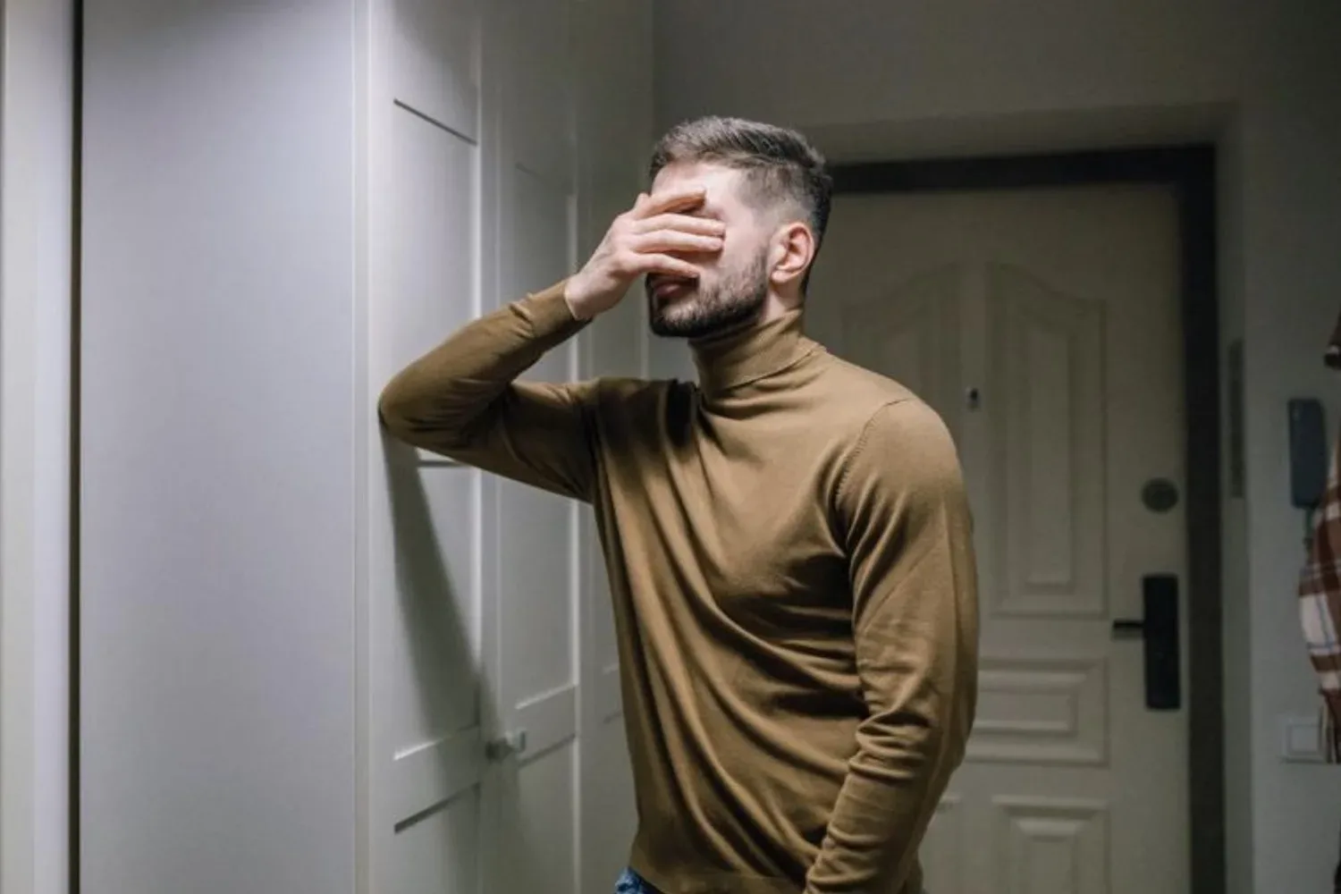 Justin moet frustraties kwijt: ‘Mijn vriendin gebruikt ons servies en bestek voor kattenvoer’