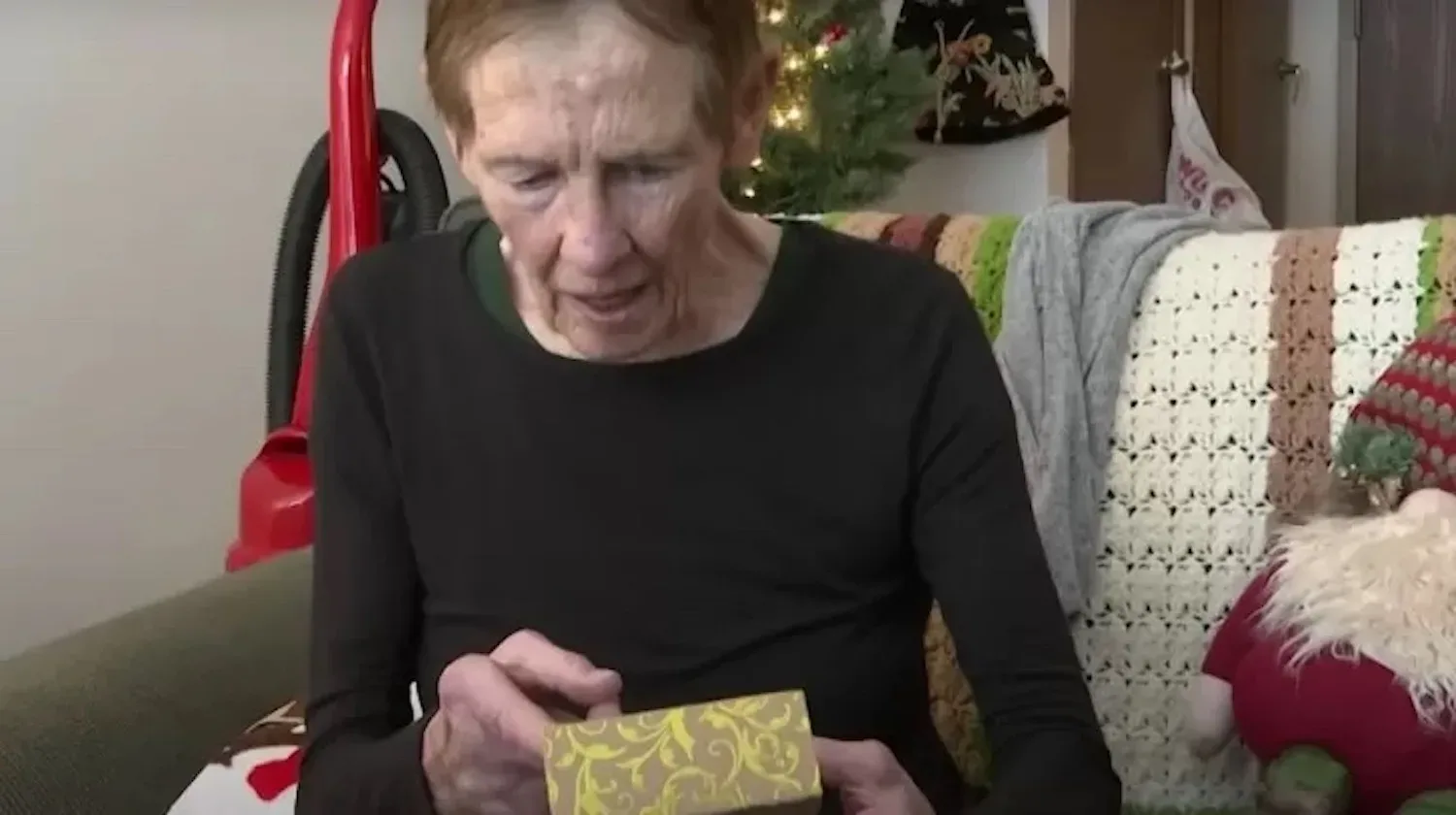 Mysterieuze Kerstman stuurt een reeks geschenken naar een 84-jarige vrouw