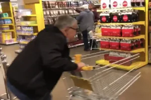 Man scoort recordbedrag tijdens eén minuut gratis winkelen bij de Jumbo