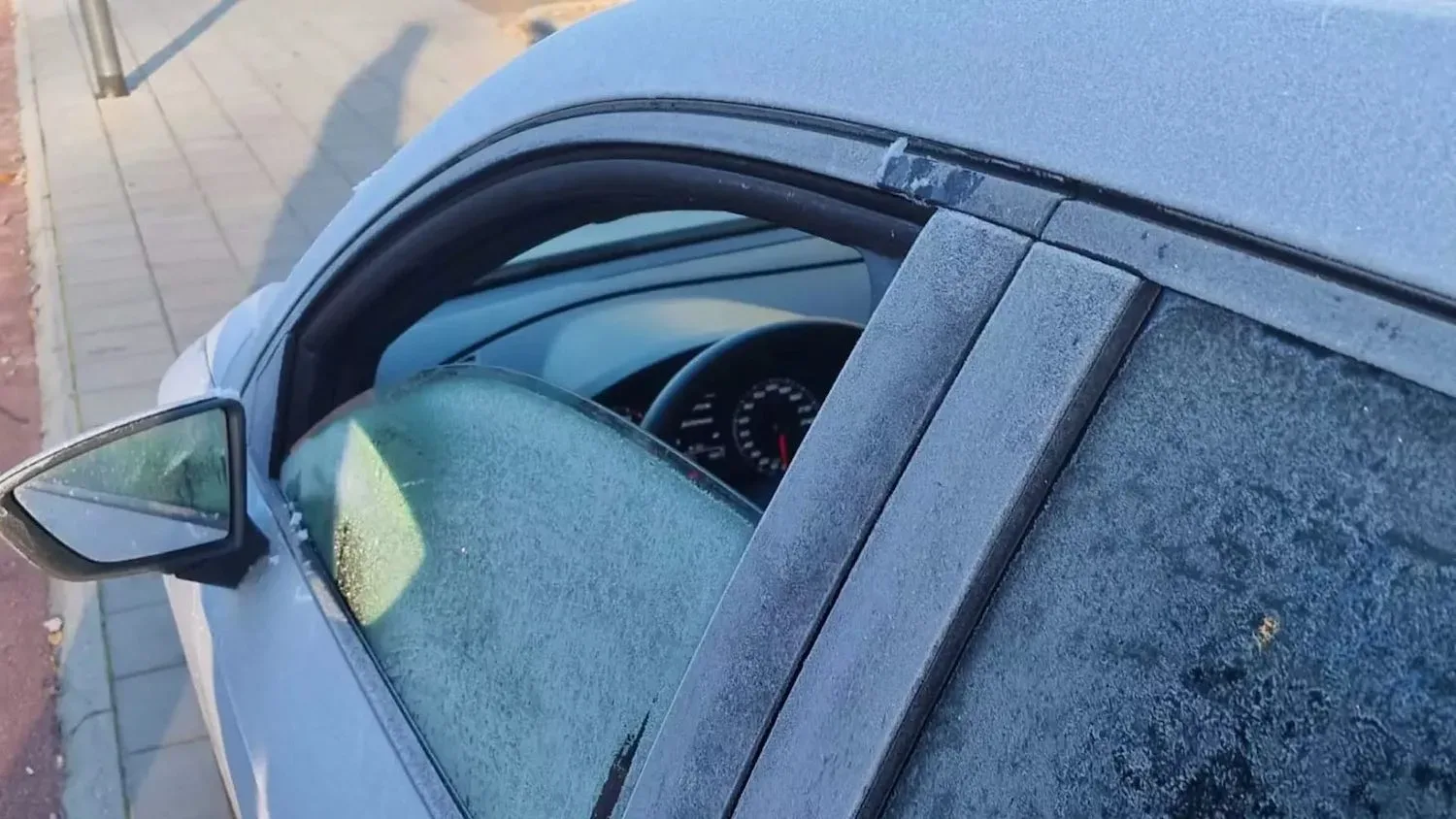 Zo hoog zijn de boetes als je niet goed de autoruiten krabt