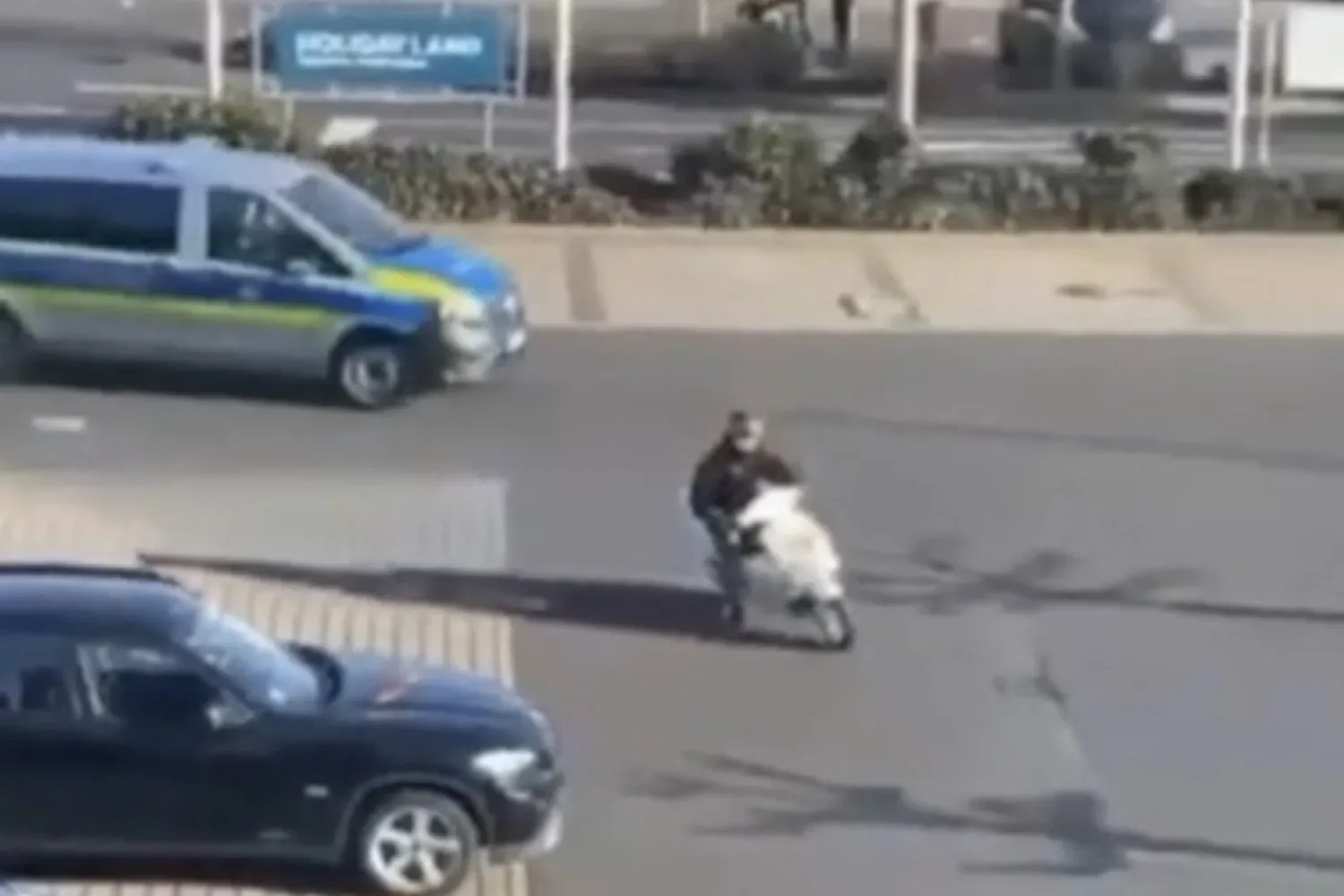 Duitse politie zit lange tijd achter een vluchtende scooter aan, maar dan zijn ze er klaar mee
