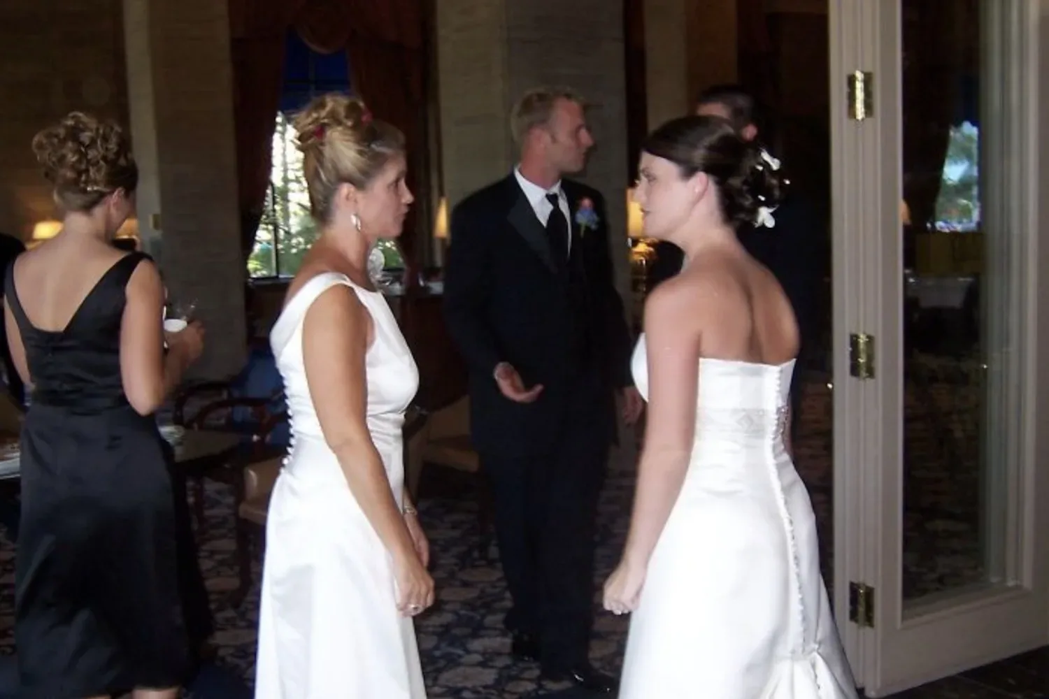 Annemarie’s halfzus trok een trouwjurk aan naar haar bruiloft. “Huilend verliet ze het feest.”