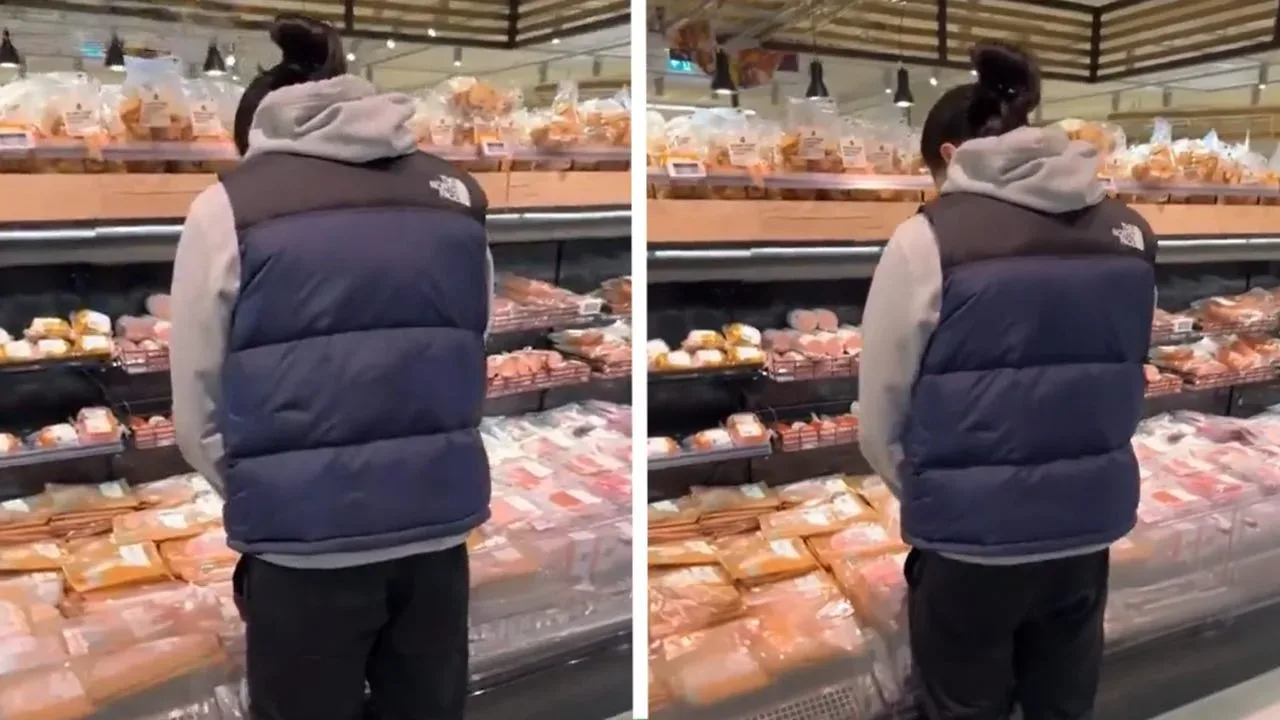 Smeerpijp doet zijn behoefte over het varkensvlees in het AH schap