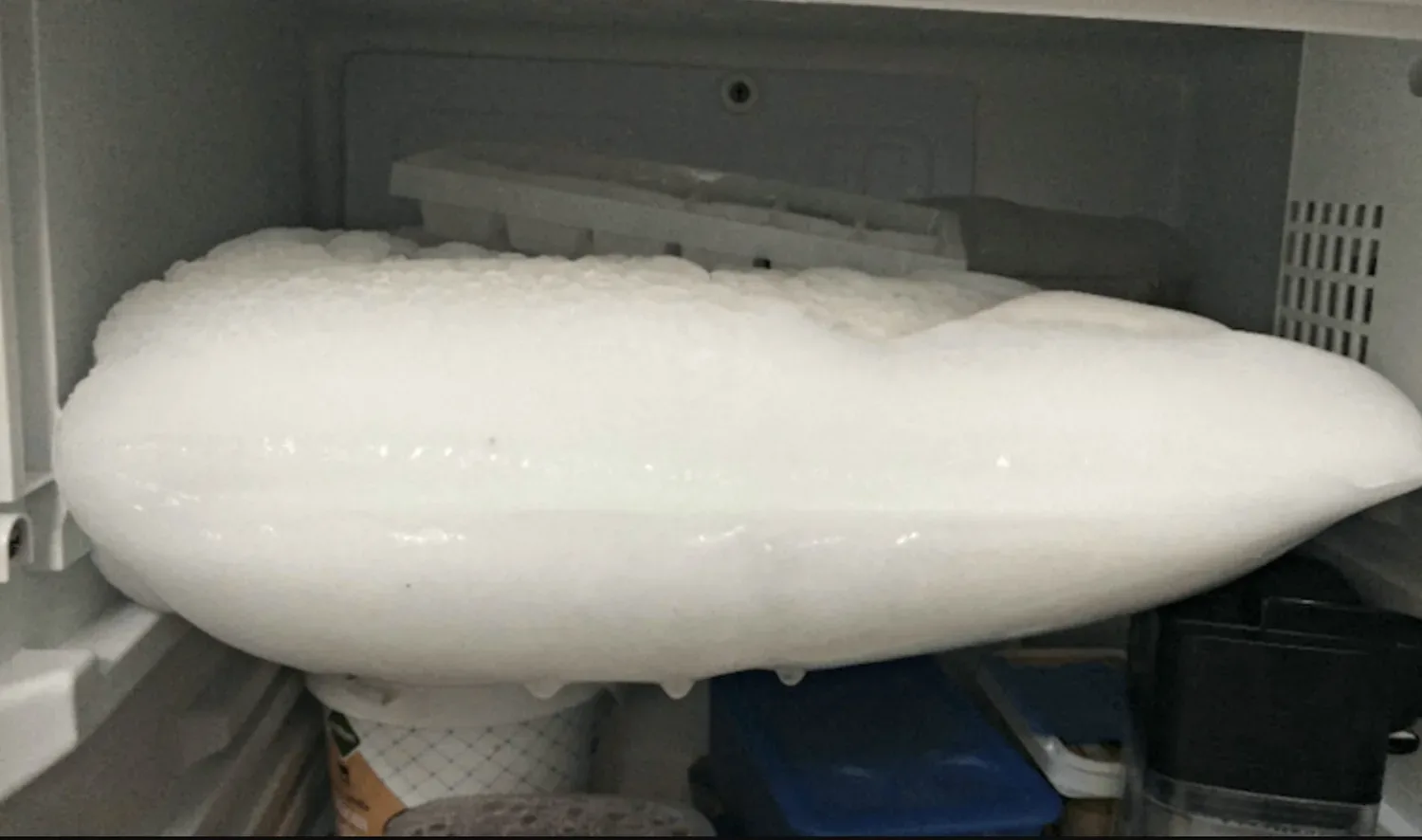 Heb jij vaak last van een blok ijs in je vriezer? Met dit slimme trucje krijg je het er zo uit!