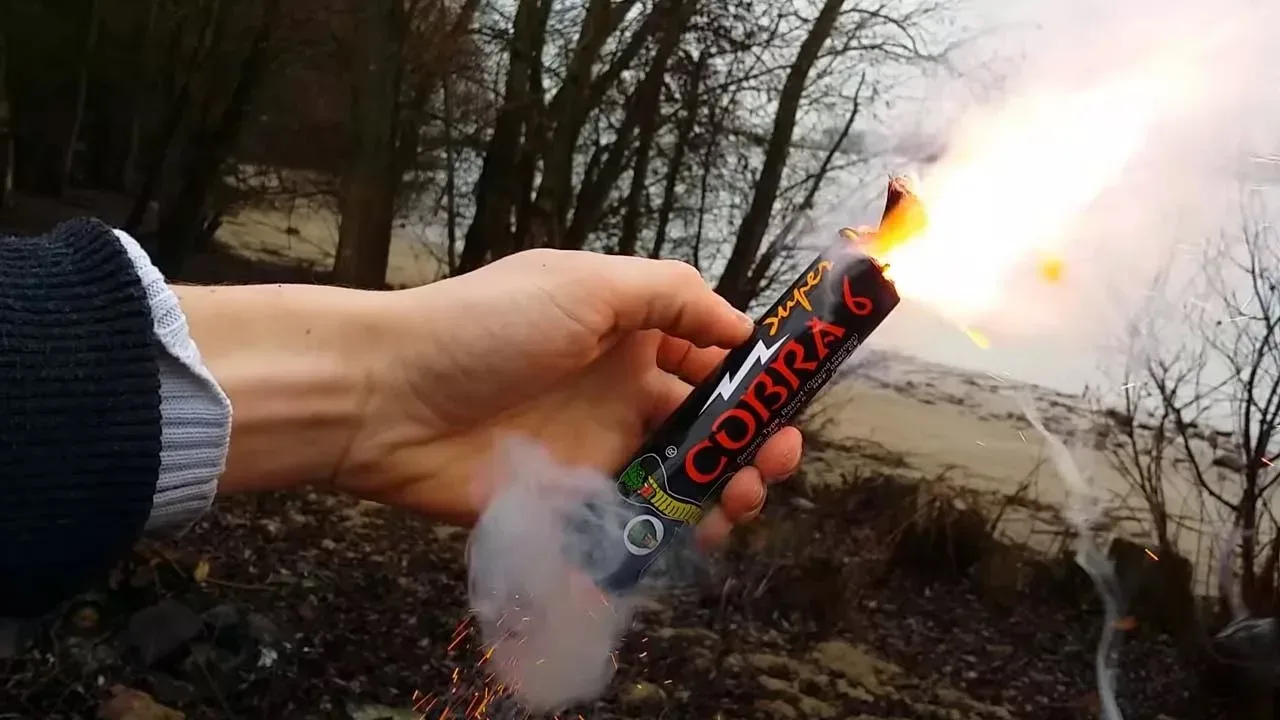 Jongen speelt met zwaar vuurwerk en knalt eigen hand eraf