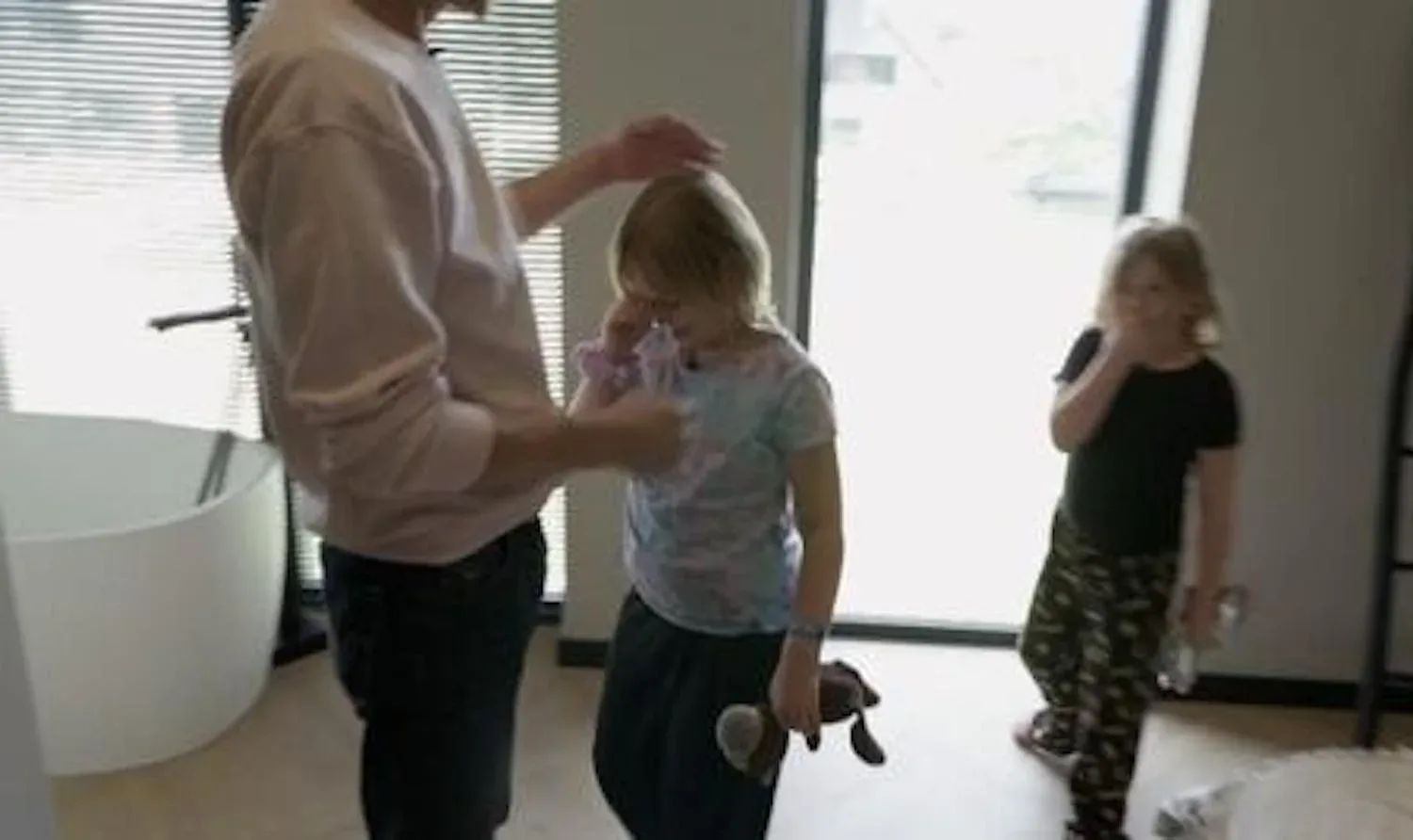 Steenrijk, Straatarm-gezin in tranen door douche zonder timer