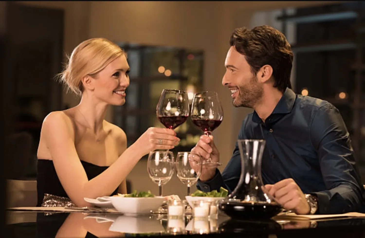 Tijdens haar eerste date besteld ze dure gerechten maar doet haar date dit om haar terug te pakken