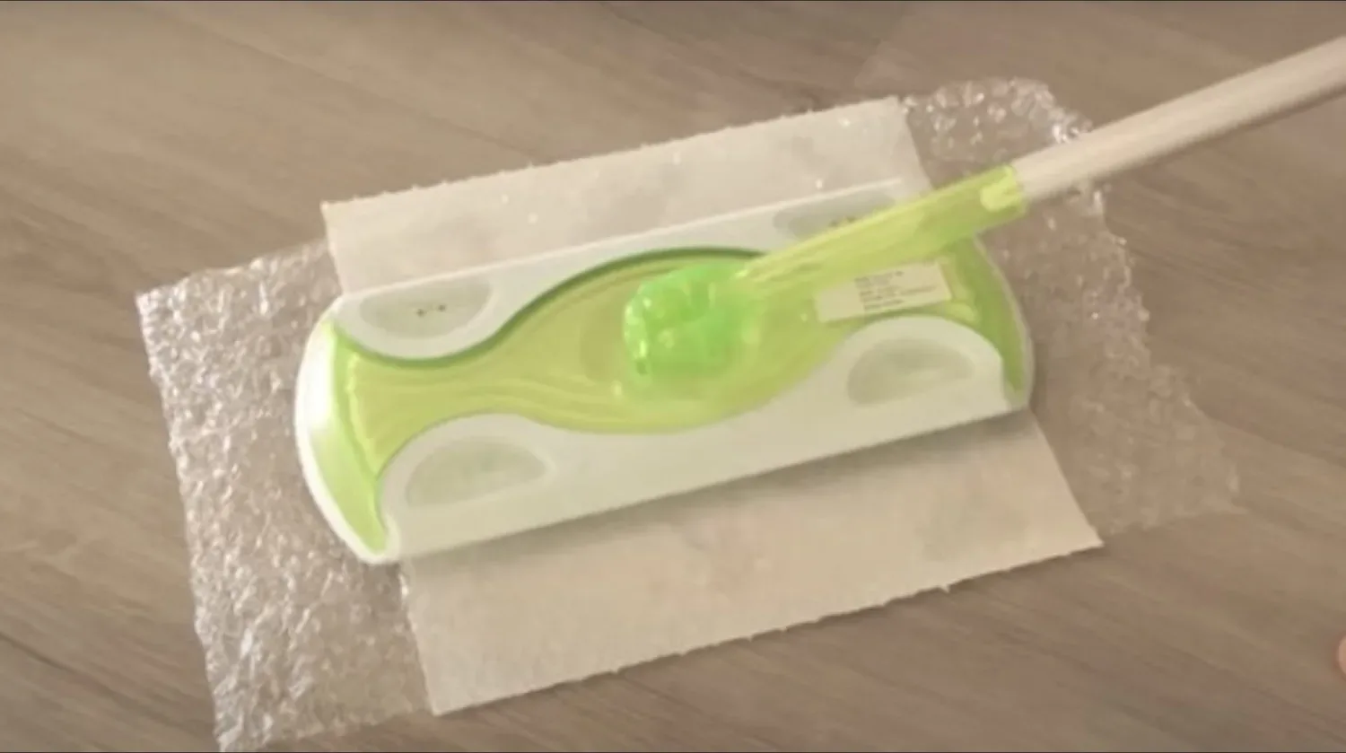 Vanaf nu wil je alleen nog maar je vloer dweilen met noppenfolie! (en dit is de geweldige reden waarom)