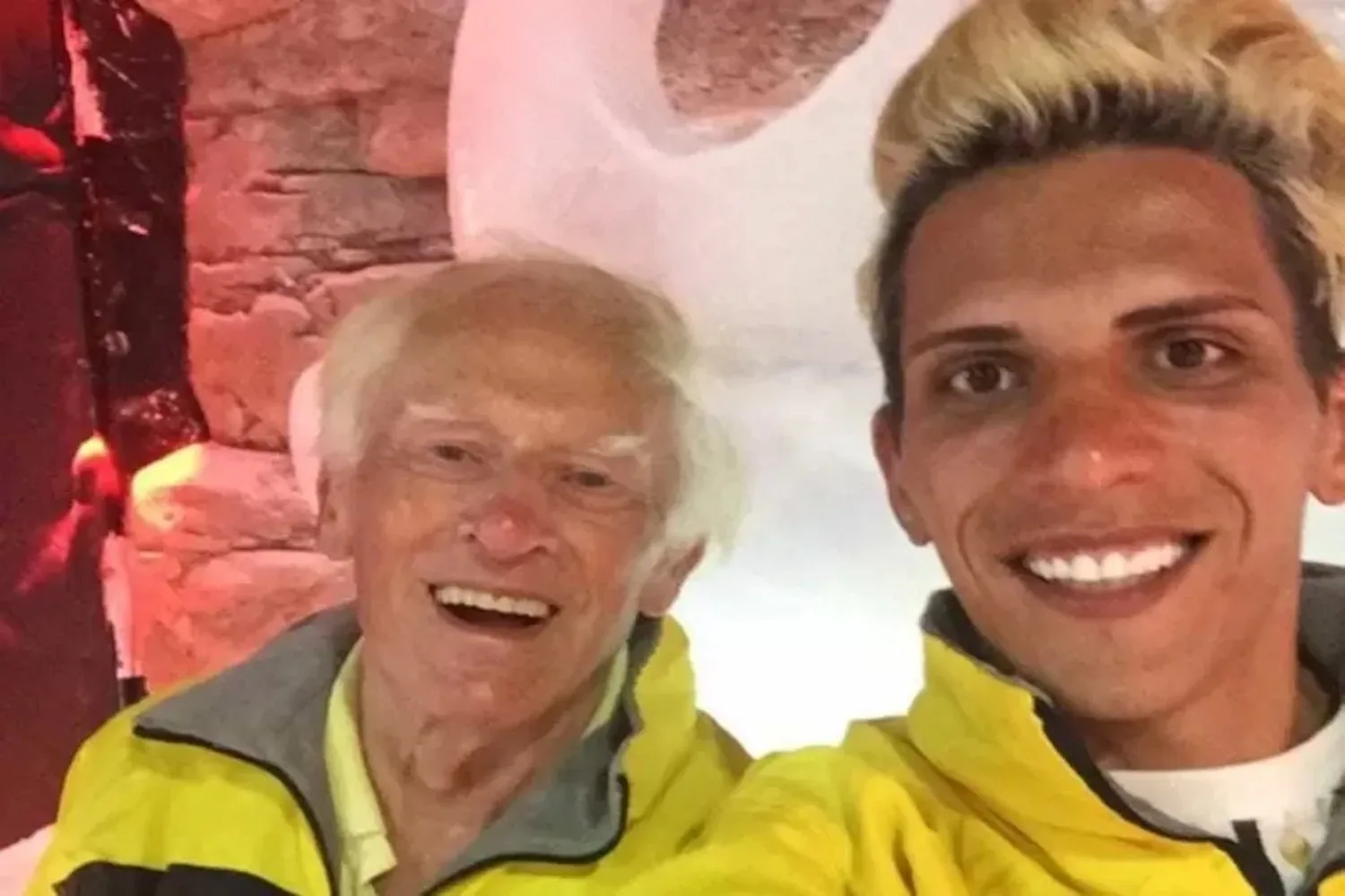 Ex-dominee (79) dakloos nadat echtgenoot (24) hem dumpt: “Ik ben alles kwijt”