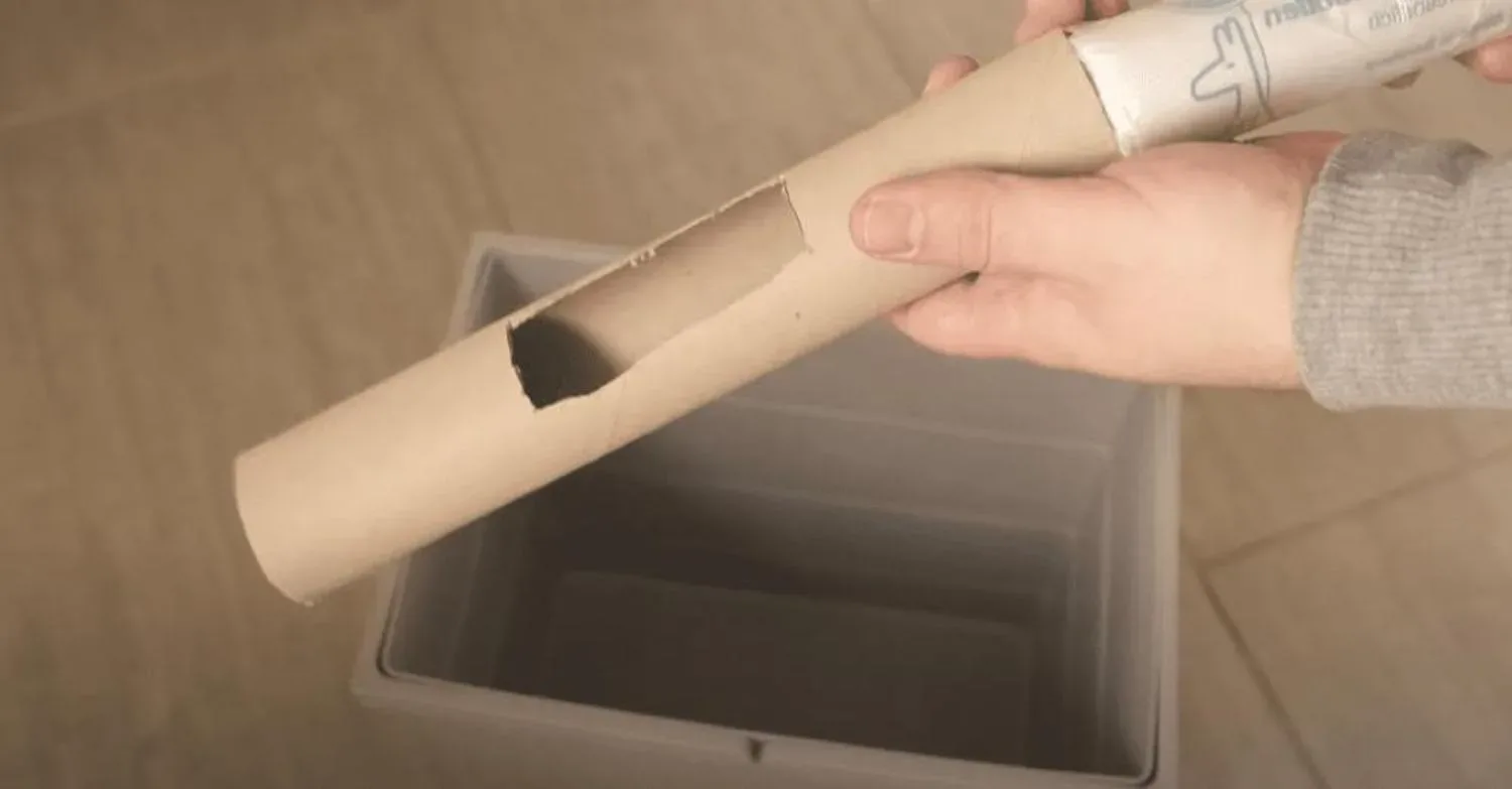 Hij knipt een gat in zijn keukenrol en doet vervolgens iets heel slims ( geniale truc)