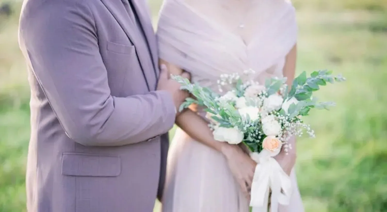 Bruidspaar viert bruiloft gekleed in lila: zijn familie barst uit in tranen van het lachen
