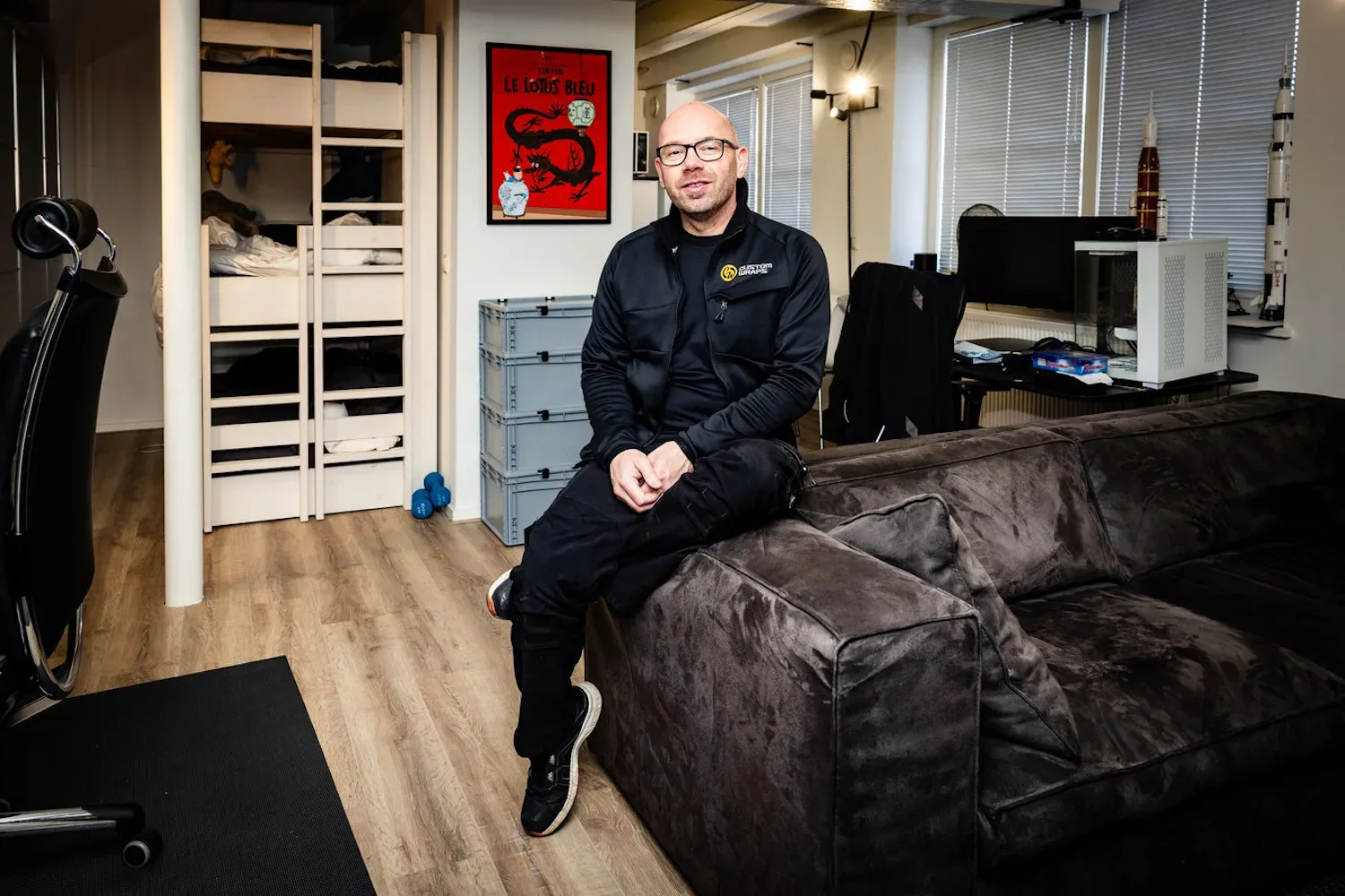 Peter woont na zijn scheiding met zijn zoons in een ministudio met één stapelbed